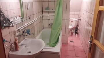 Фото номера Двухместный номер с 1 кроватью и видом на горы Проживание в семье Family&amp;Friends г. Чахлэу 8